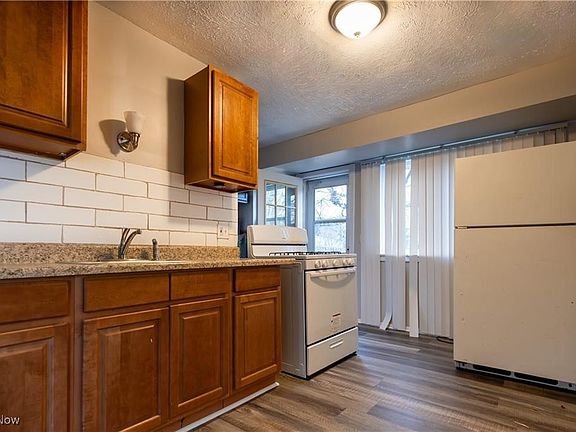 4th image of 25601 Briardale Ave