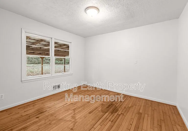 221 Lawson Rd — Photo 13