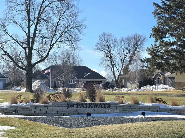 3245 Pinnacle Ct, Mason City, IA 50401