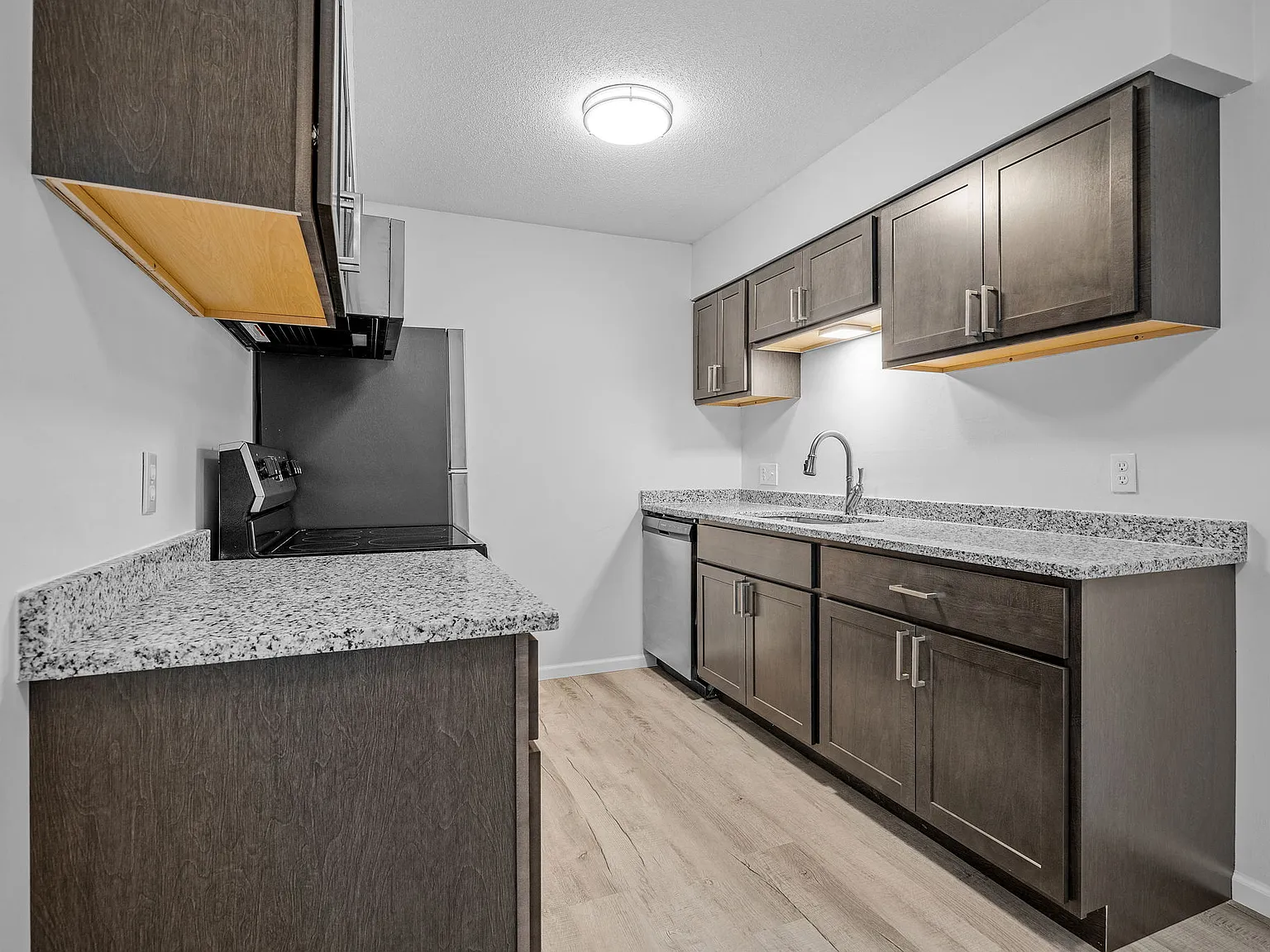 Oakwood Court Apartments — Photo 3