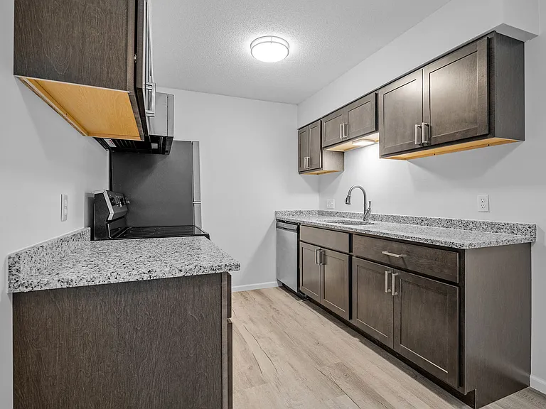 Oakwood Court Apartments — Photo 3