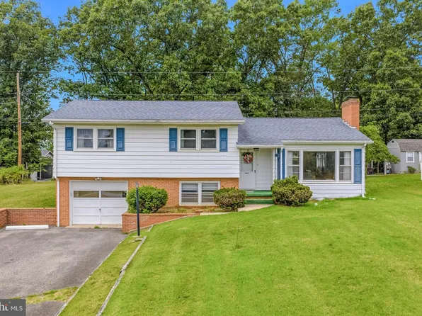 381 Grove Heights Rd, Berkeley Springs, WV 25411