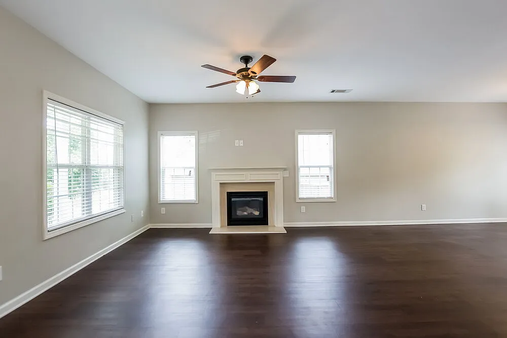 3 bed, 2.0 bath, 1340 sqft, $2,050 — Photo 4