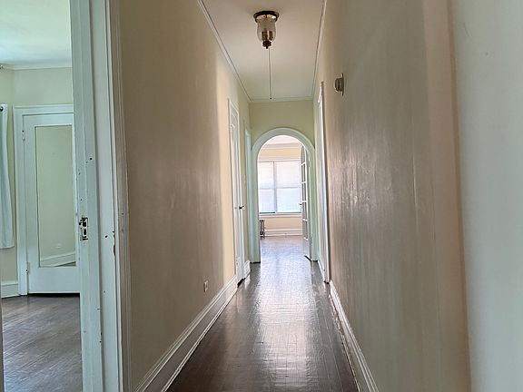 2nd image of 1529 W Thorndale Ave