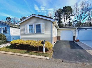 21 Village Circle E, Manorville, NY