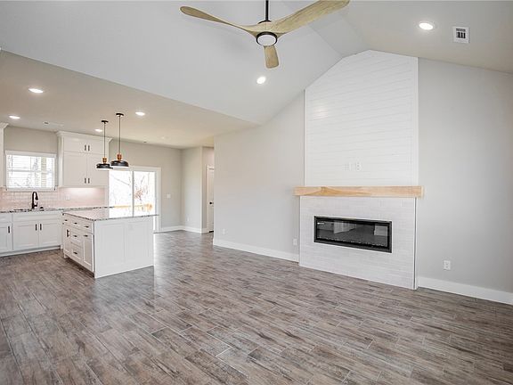 3rd image of 19 Fountainhall Dr