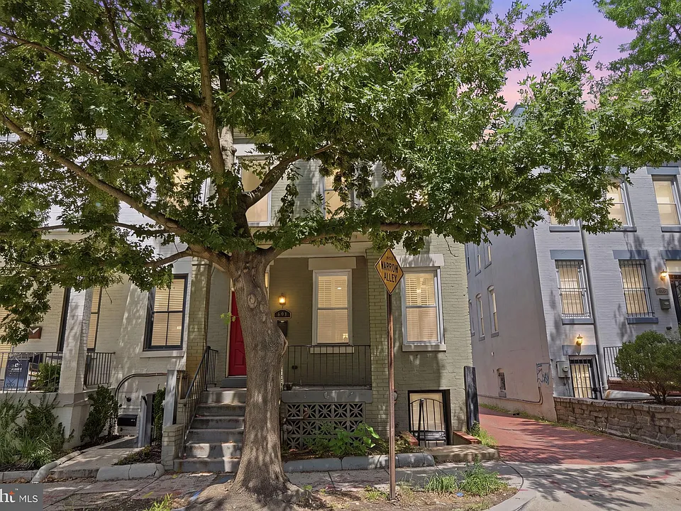 601 Kenyon St NW #A