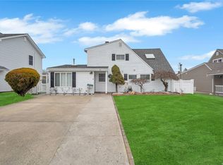 21 Picture Ln, Hicksville, NY 11801