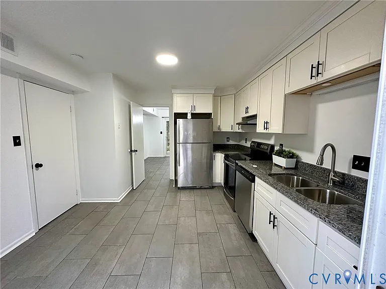 70 Summer E — Photo 2