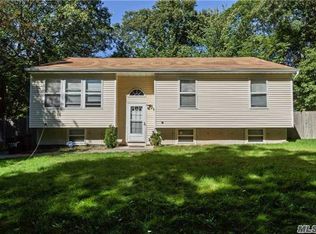 11 West Ln, Medford, NY 11763