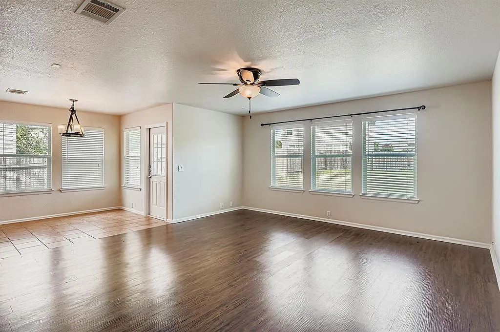 3 bed, 2.0 bath, 1715 sqft, $2,200 — Photo 4