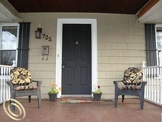 3rd image of 725 W Breckenridge St