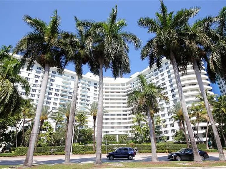 5151 Collins Ave #1030 — Photo 2