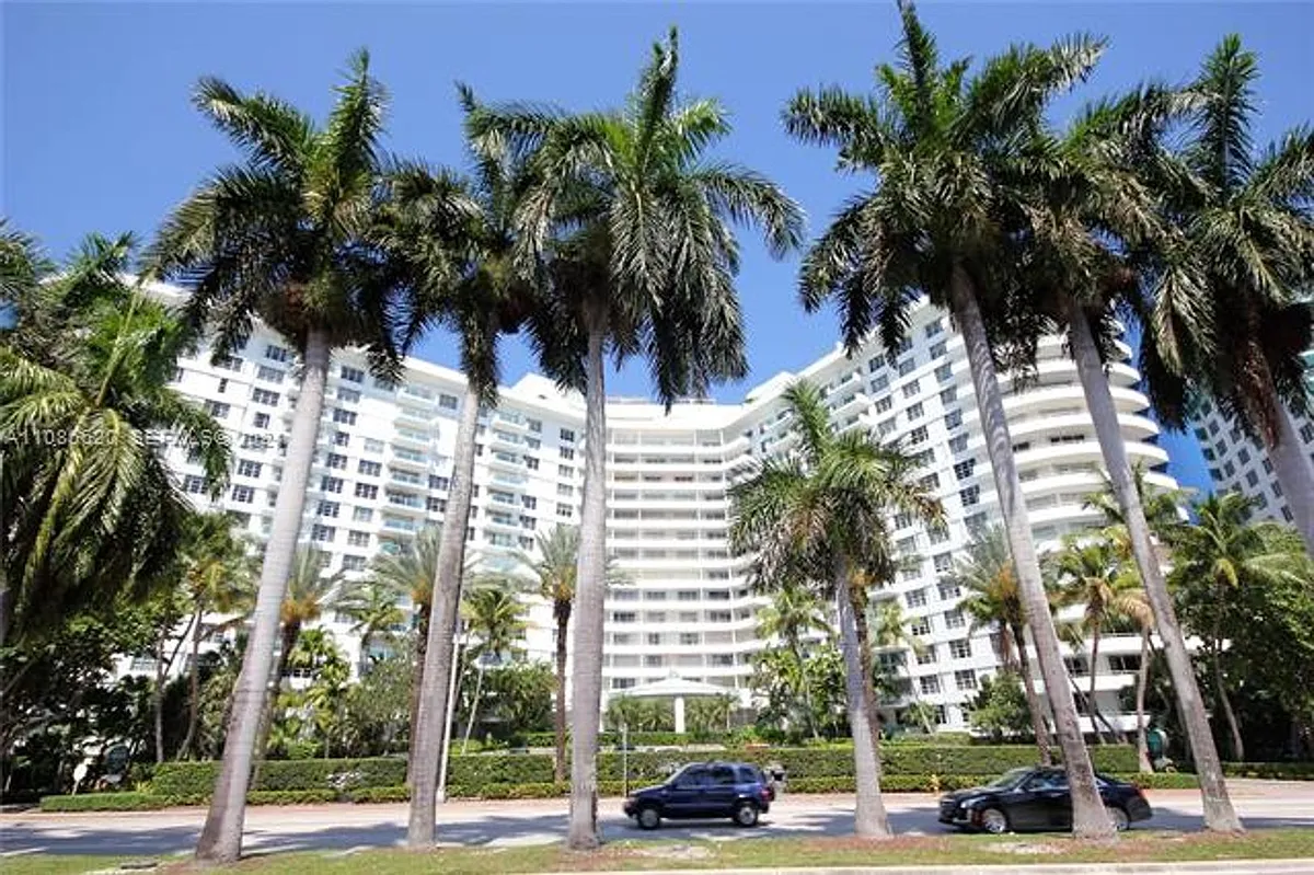Building Photo - 5151 Collins Ave #1030