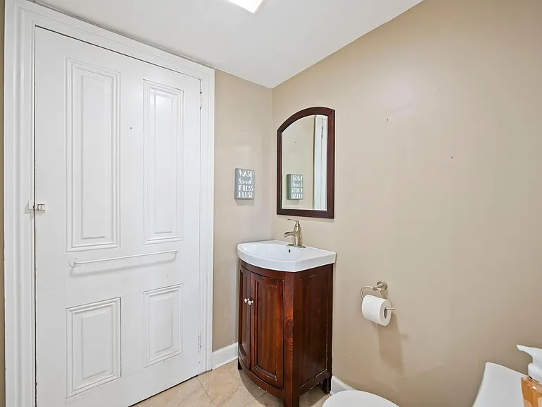 567 Dupont St — Photo 15