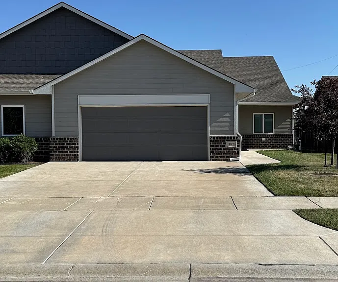 852 N Cloverleaf St #852 — Photo 2