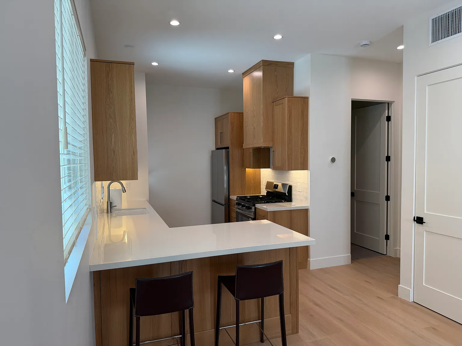 2 bed, 920 sqft, $4,950 — Photo 1