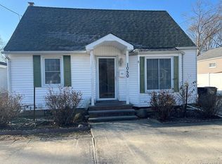 1050 Sullivan St, Bay Shore, NY 11706