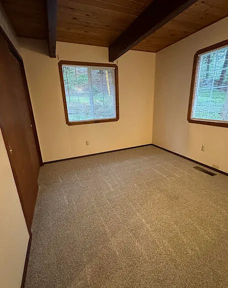 Upstairs bedroom next to loft area (brand new carpet)
