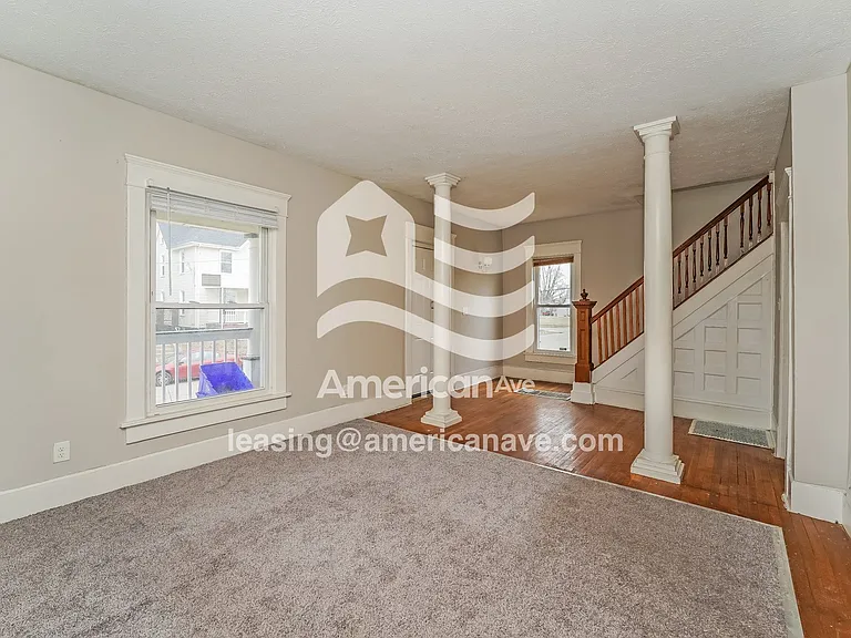 1431556_002_living_room_14350658.jpg