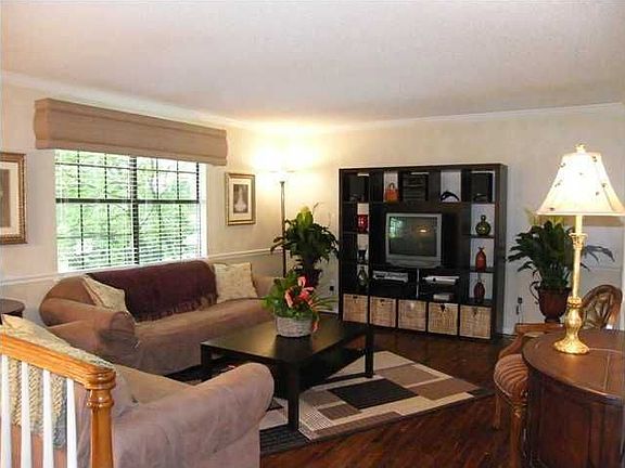 3rd image of 114 N Cliff Ln