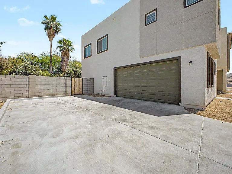 105 W Latona Rd — Photo 3