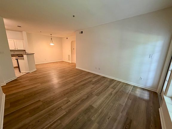 5th image of 310 Riverbend Dr APT 1E
