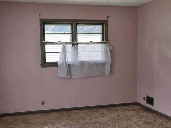4th image of 905 Ulstad Ave