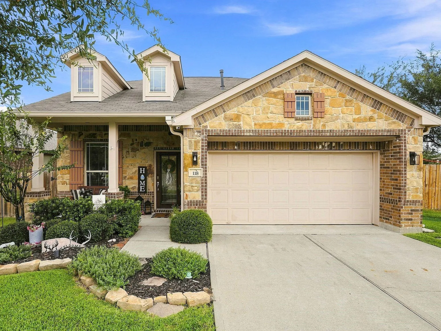 4 bed, 2.5 bath, 2135 sqft, $2,300 — Photo 1