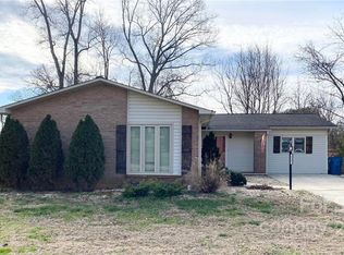 3582 Redcliff Dr, Lenoir, NC 28645