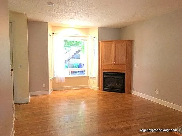 561 NE Roberts Ave — Photo 3