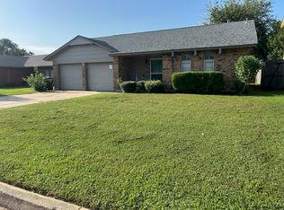 1028 NW 10th St, Moore, OK 73160