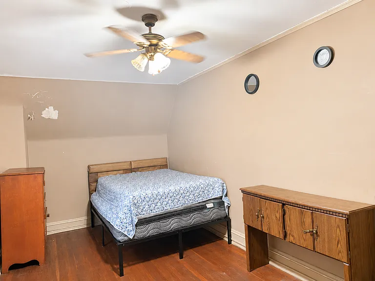 221.5 Russell St — Photo 9