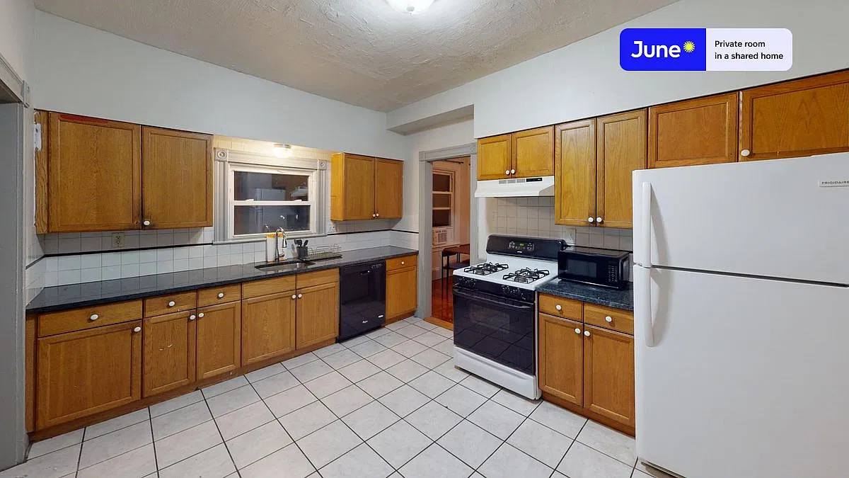 Full bedroom in 6 bed/2 bath home in Allston #1235 C — Photo 4