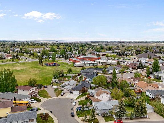 3rd image of 15 SW Mount Rundle Pl W