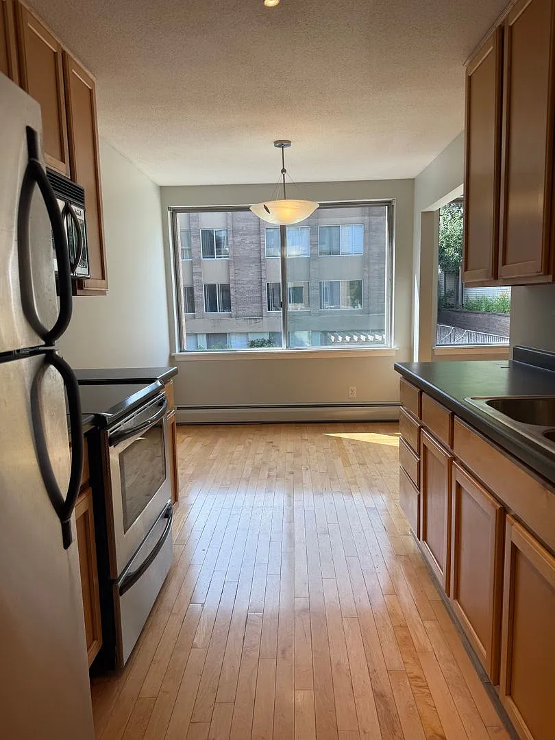 Lovely Lowry Hill 1 Bedroom Condo — Photo 2