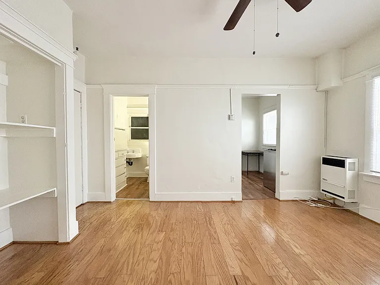 959 E Broadway — Photo 6