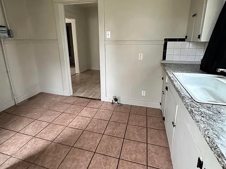 2908 N Foster Dr — Photo 2