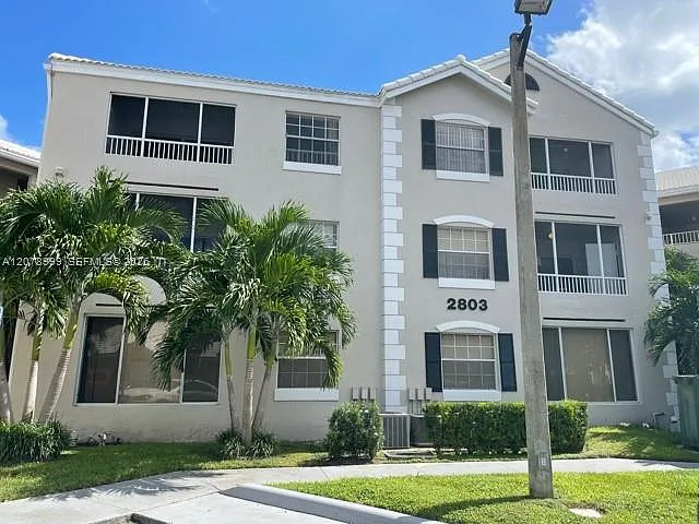 Lakeview Club Condo — Photo 1