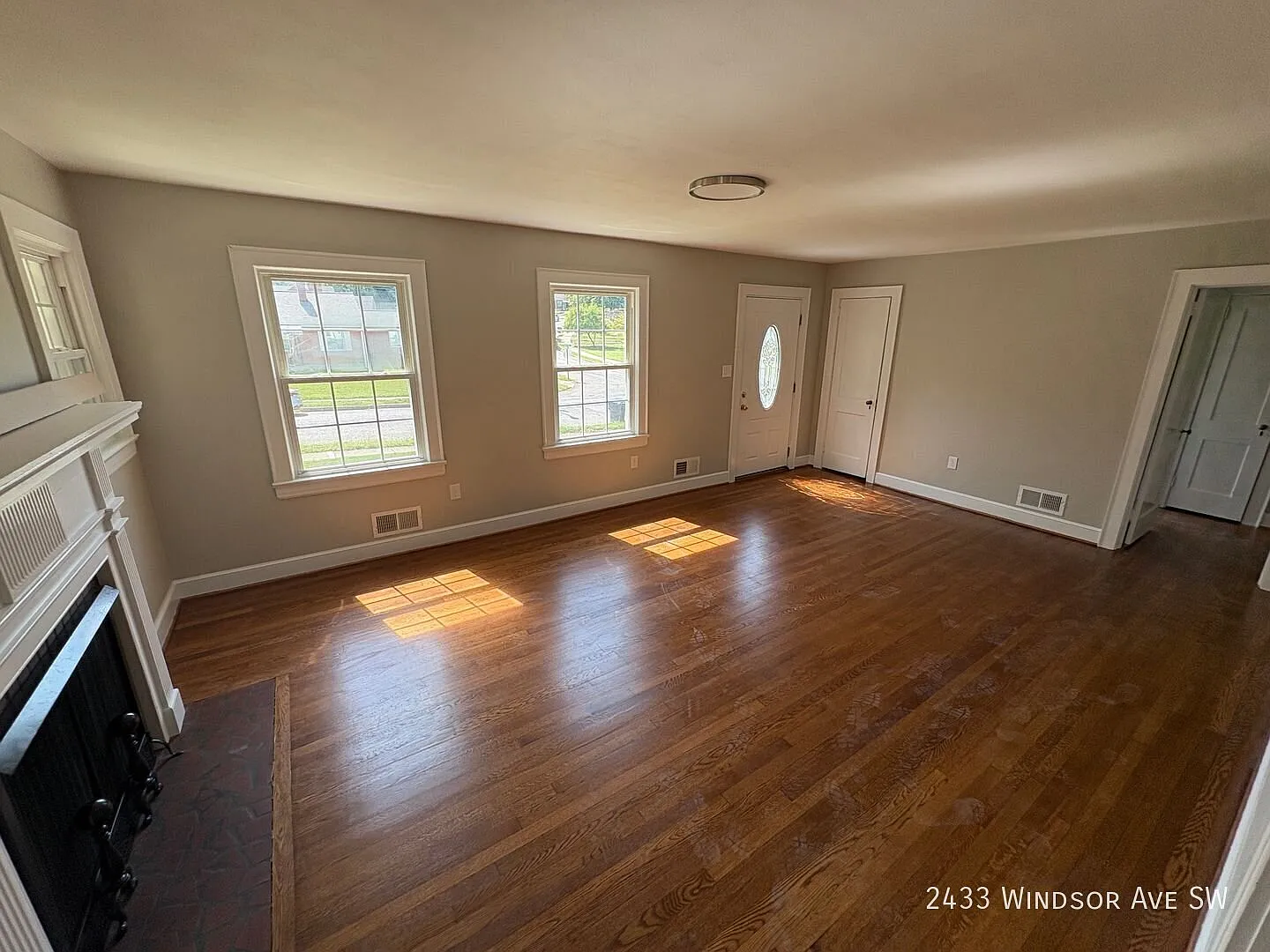 Beautifully Updated Home with Modern Finishes & Spacious Backyard! 4 Bedroom 1 Bath — Photo 3