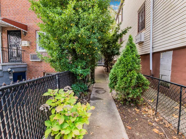 1260 Adee Avenue image 2 of 21