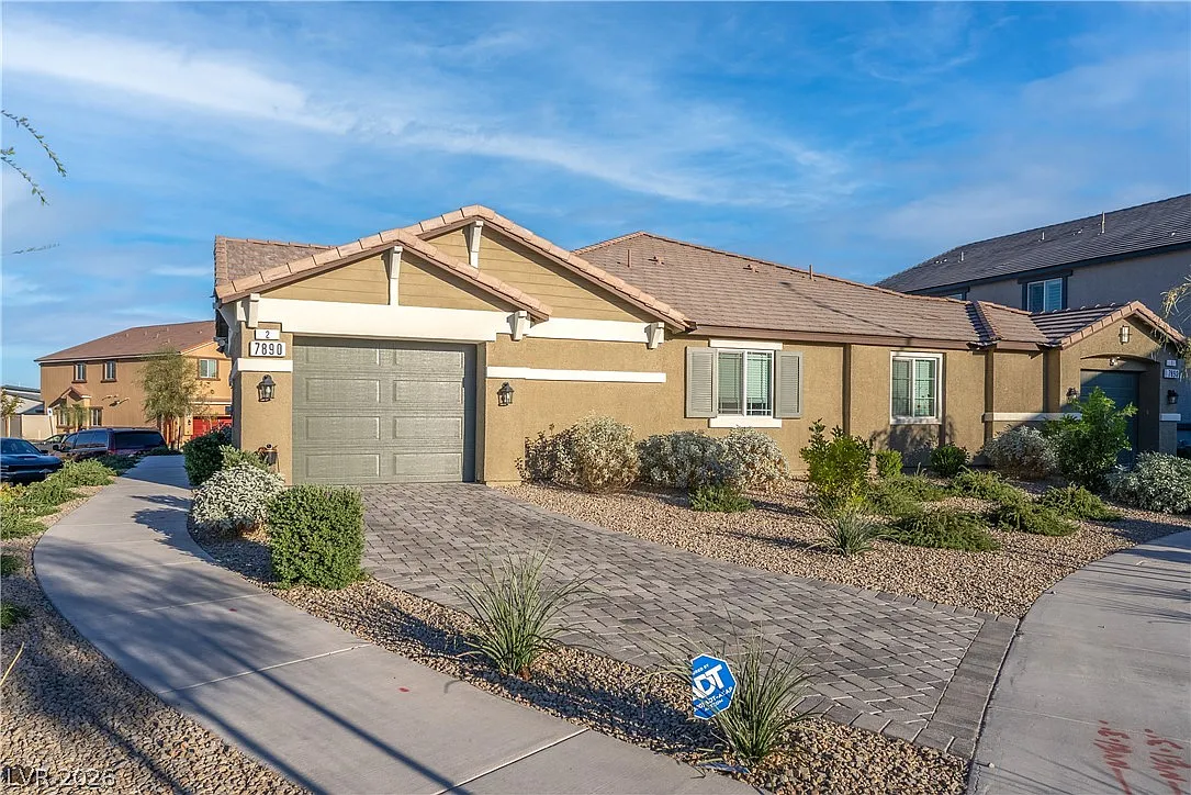 3 bed, 2.0 bath, 1198 sqft, $2,100 — Photo 1
