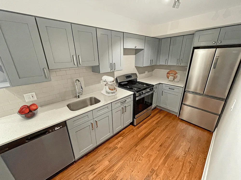 Sheridan Lake - 6401 N Sheridan Rd — Photo 2