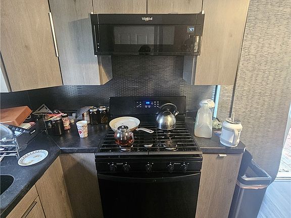 5th image of 10828 Mountview Ave