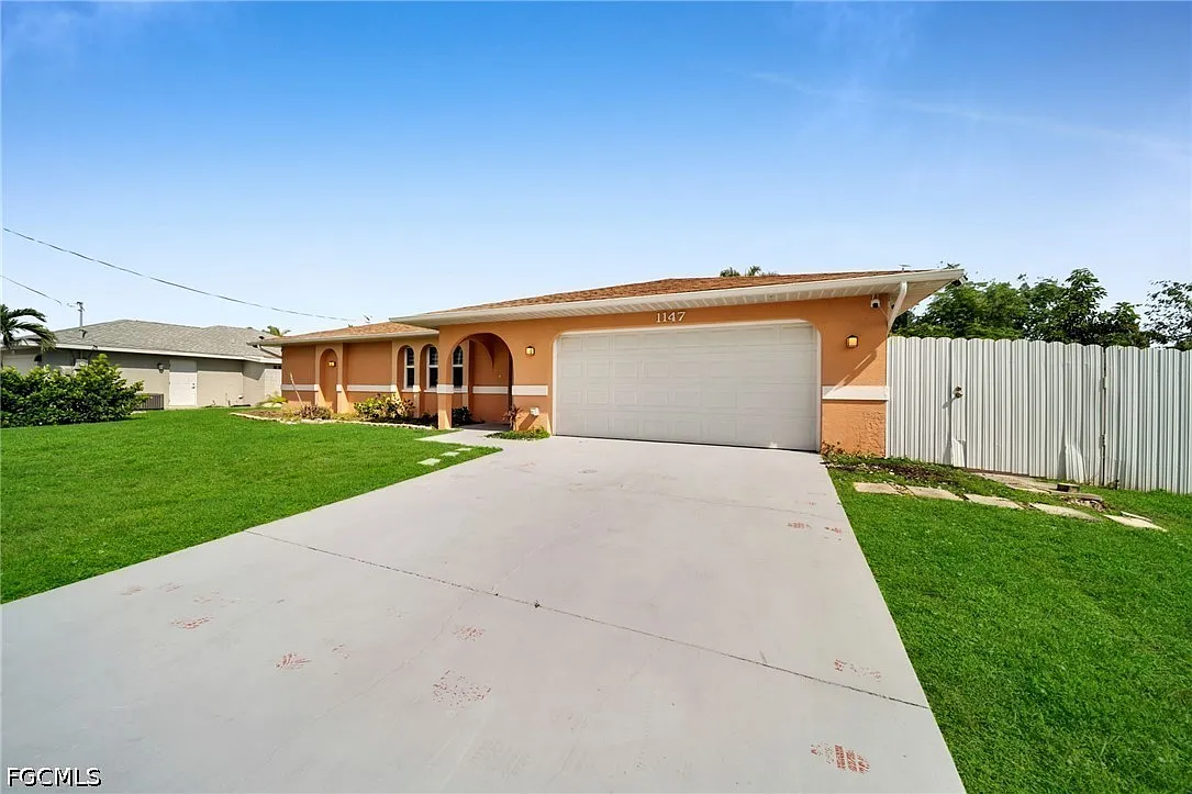 3 bed, 2.0 bath, 1404 sqft, $2,400 — Photo 2
