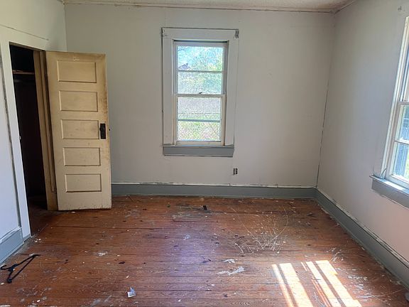 4th image of 102 McArthur St