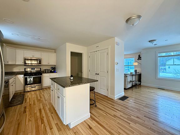 4th image of 28 Waterford Dr
