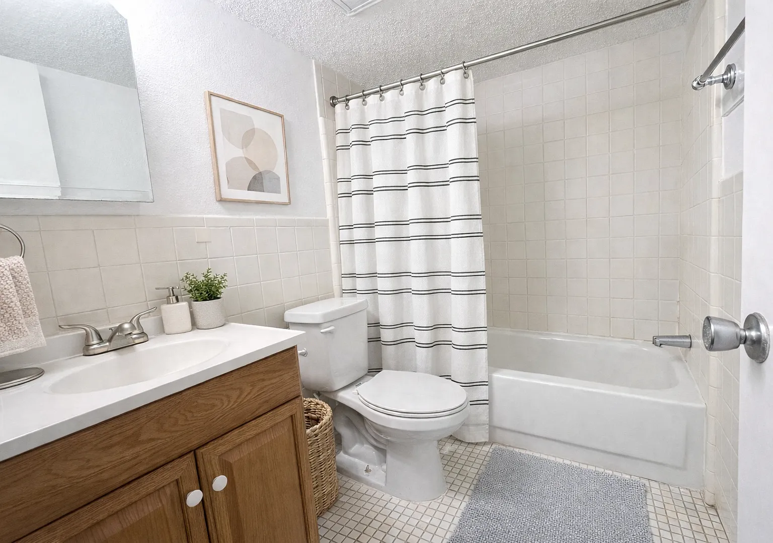 True 1 Bedroom Overlooking Doak Campbell — Photo 4