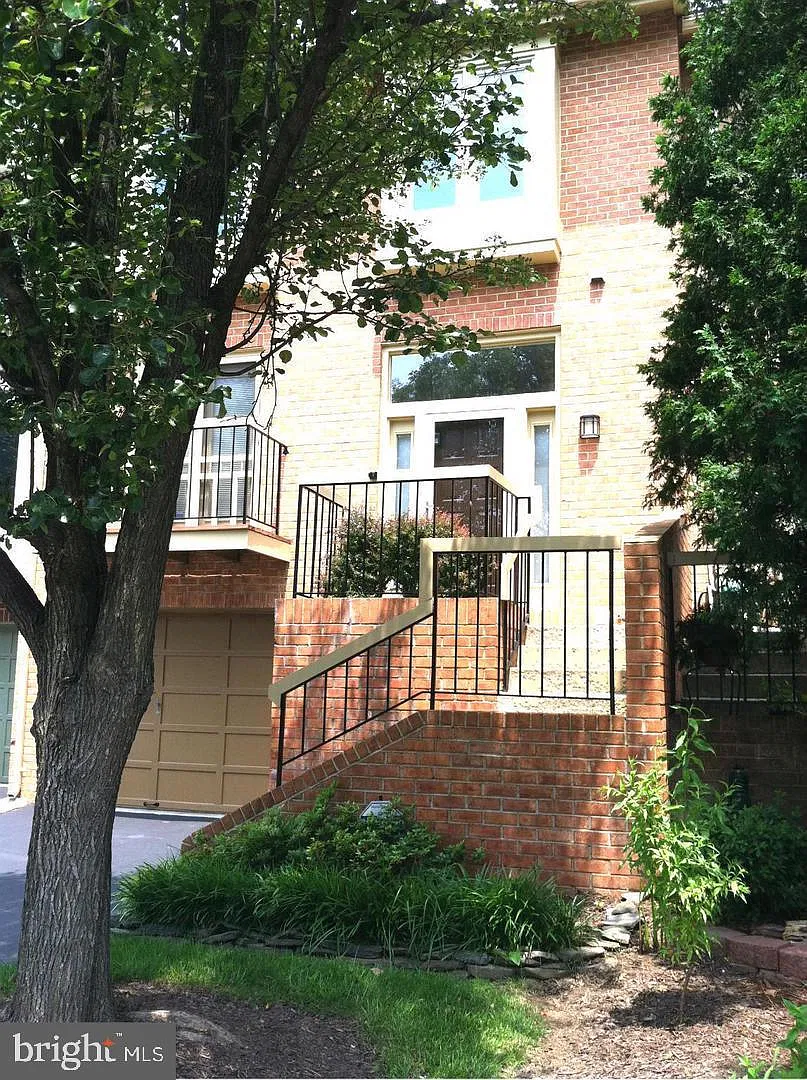 3 bed, 4.0 bath, 2308 sqft, $3,950 — Photo 2