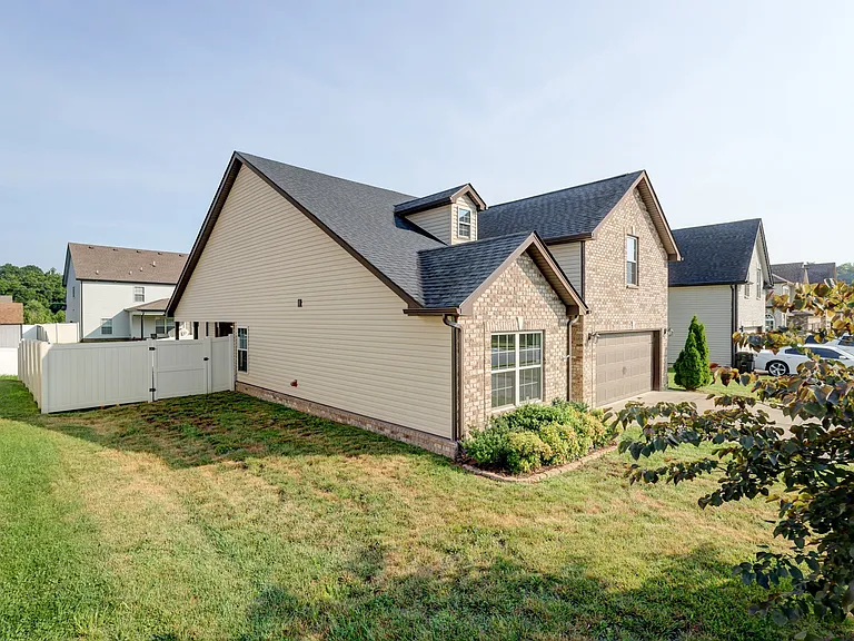 1008 Meadowview Ln — Photo 2